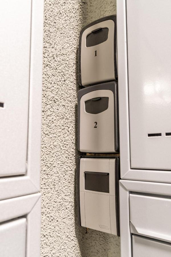 Brand New Two Room Apartment #26 With Free Secure Parking Close To Center Praha Eksteriør bilde
